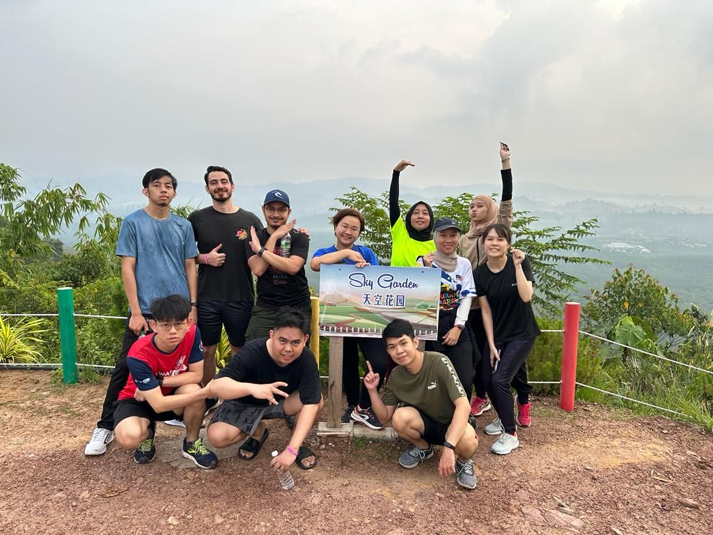 team-building-hiking